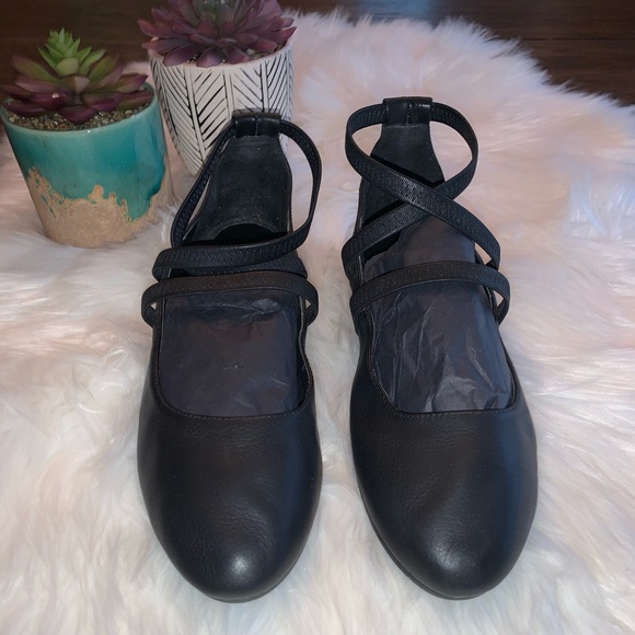 Eileen Fisher Joe Flat EUC - Picture 2 of 6